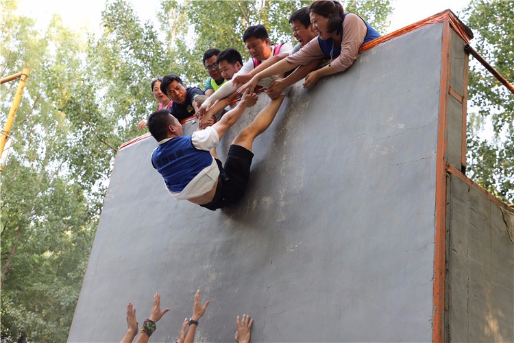 [上海西點(diǎn)一號軍訓(xùn)基地]]戰(zhàn)狼特訓(xùn)一日拓展活動